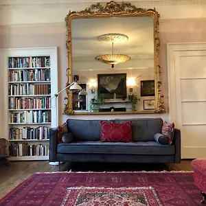 Apartment With Parking, Original Art And Antiques, Edinburgh