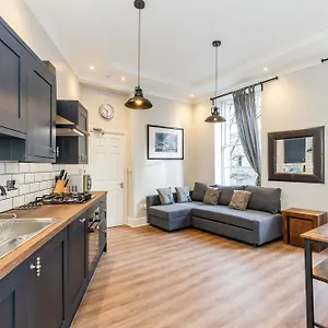 Apartment Traditional 3 Bedroom Quiet Duplex Flat By High St, Trams And Buses - Just 1-5 Miles To Centre, Edinburgh